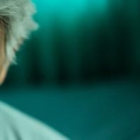 집값은 8억인데... 생활비 없어 구멍 난 옷 입은 채 사망한 70대 노인