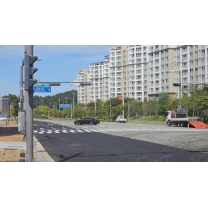 카페 이용하려 8차선 도로 불법 유턴 ‘아찔’