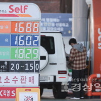 환율에 떠밀린 기름값 오르고 아파트값은 내림세