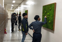 창원시설공단, 의창스포츠센터에 경남 최초 '이끼벽화' 설치
