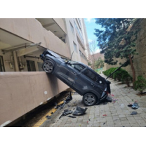 경사로 내려오던 SUV, 아파트 충돌 후 추락... 사고 속출한 설 연휴