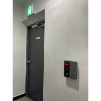 굳게 닫힌 옥상문… 화재 탈출구 없는 아파트들