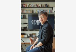 [인터뷰①] "포스트잇 감독"…최동훈이 '외계+인'을 완성한 387일·100곡·50...
