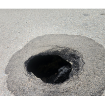 광주 서구의 한 도로에서 지름 30cm 규모 싱크홀 발생