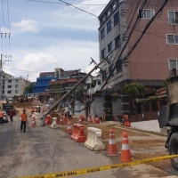 덤프트럭 전신주 들이받아…일대 1시간가량 정전