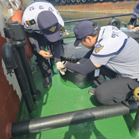부산 북항 5부두 해상에 기름 유출한 선박 적발