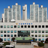 아파트 15층서 창문이... 차량 3대 파손·놀이터 인근 추락