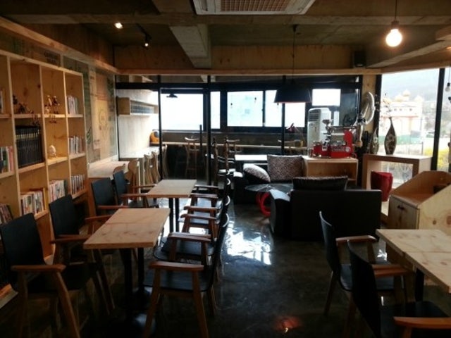 산과 산 사이 커피로드