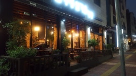 물가에 심기운 카페