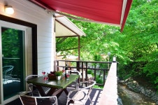 뒤뜰계곡예쁜집펜션