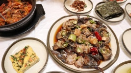 멸치쌈밥 돌게장 만영