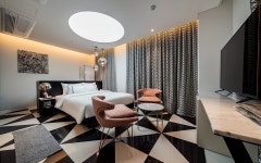 앨리스 넥스트 도어 호텔