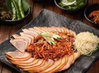 홍대칼국수와족발 판교역점