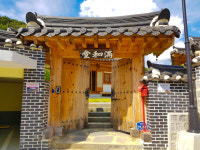 나무 향기 좋은 조용한 한옥 만화당