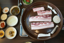 월수금 통돼지 김치찌개