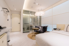 앨리스 넥스트 도어 호텔