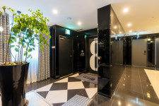 앨리스 넥스트 도어 호텔