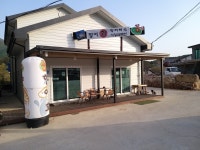 향어회식당 꽃담