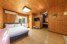 소나무에걸린노을펜션