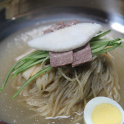 물냉면