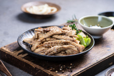 최신유행 숯불 닭 바베큐