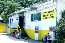 시냇가하얀집