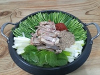 토속흑염소능이백숙