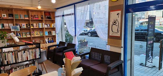 북카페 책 읽어주는 남자 사진