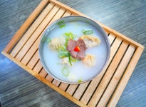 딸만셋의 만두와냉면 번동점