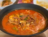 육칼밥 산아래