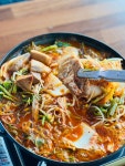 어우렁더우렁 생고기두루치기
