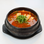 돌담위에흑돼지