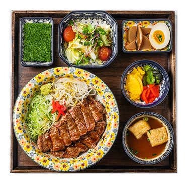 스페셜 스테이크 덮밥 한상차림