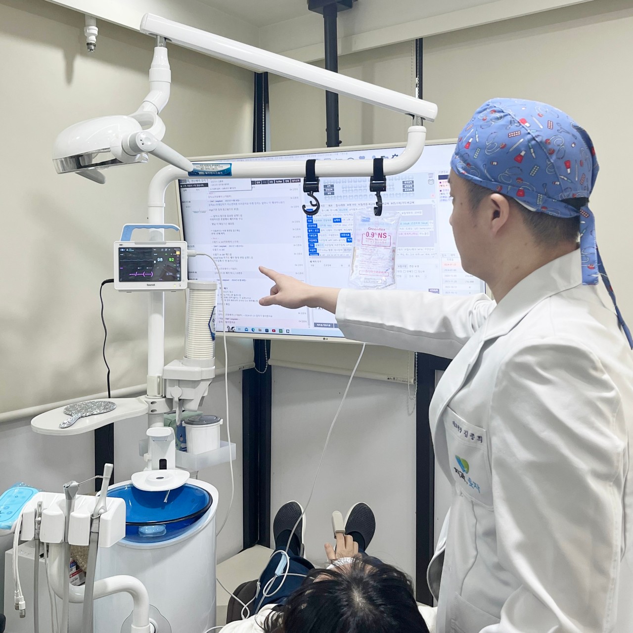 웃자치과교정과치과의원 광고