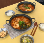 김치찌개 또는 삼겹살