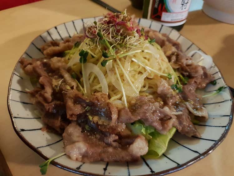 우삼겹생라멘샐러드