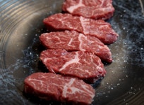 사가정 고기를품다