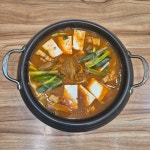 육칼밥 산아래
