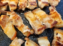 돌판에누운오겹살