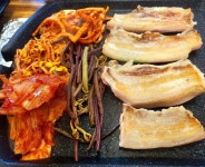 돌판에누운오겹살