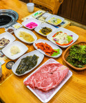 둔내역한우 본관