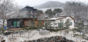 노을 물든 숲길펜션