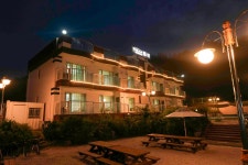 호수와 소나무펜션