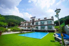 호수와 소나무펜션