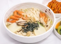 원조학야리막국수