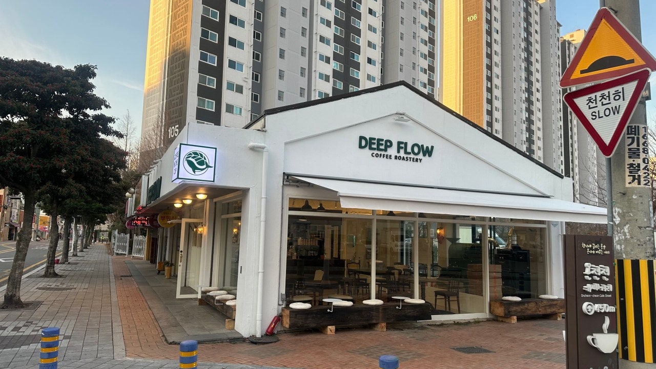 딥플로우커피 온천천 카페거리점