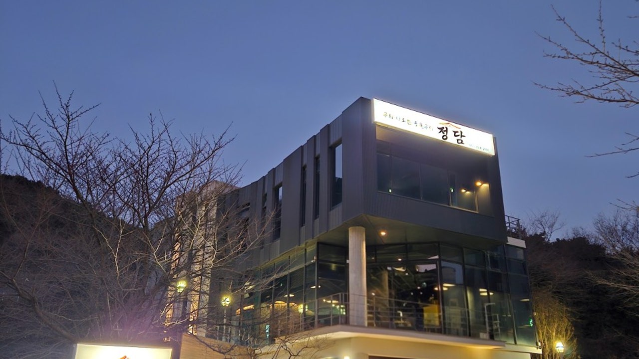 구워 나오는 숯불구이 정담