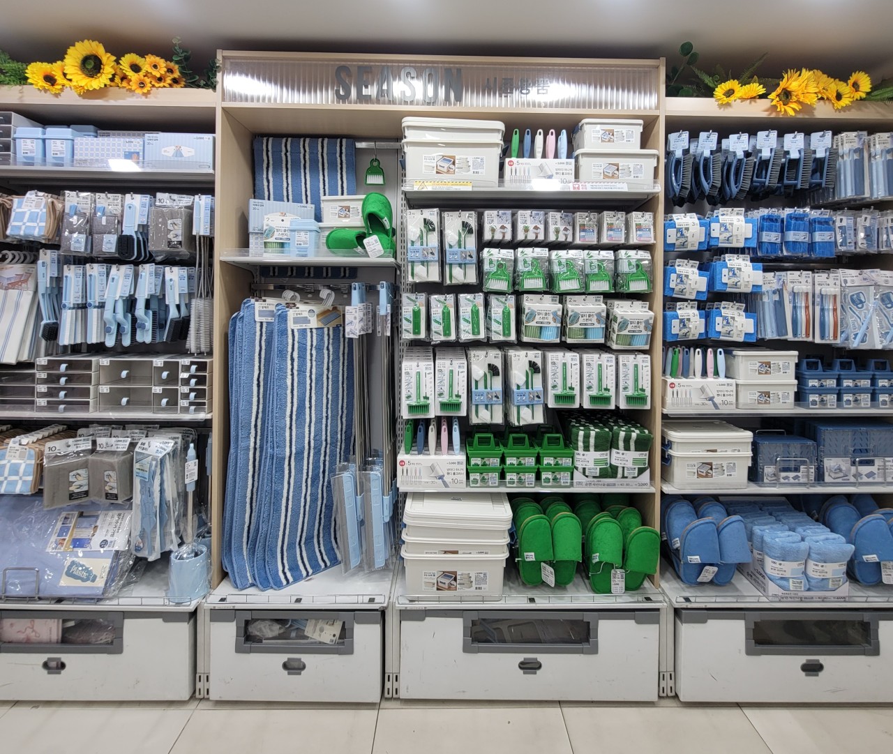 Myeongdong Daiso shopping Korea foreigners