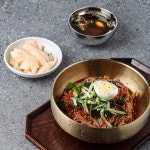 윤동균쉐프의 메밀들깨쑥칼제비 엔 냉면 시지점