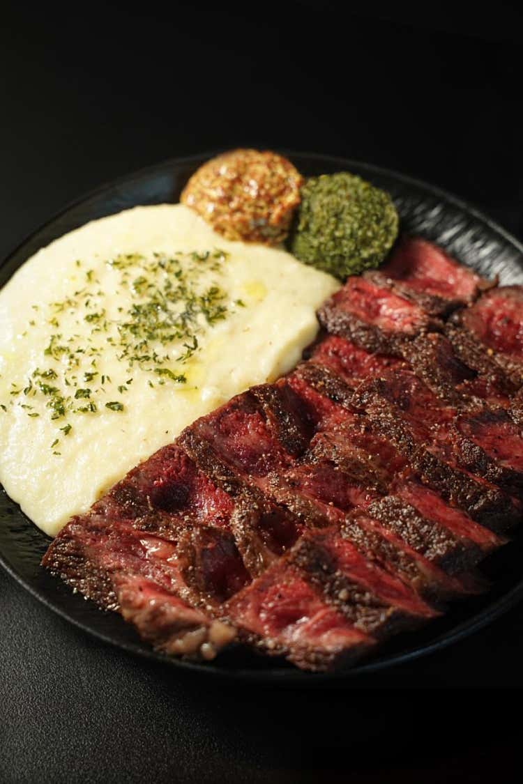 살치살 스테이크와 메쉬 포테이토